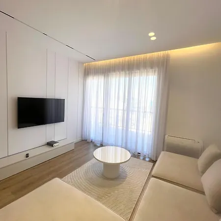 White Rooftop Living شقة